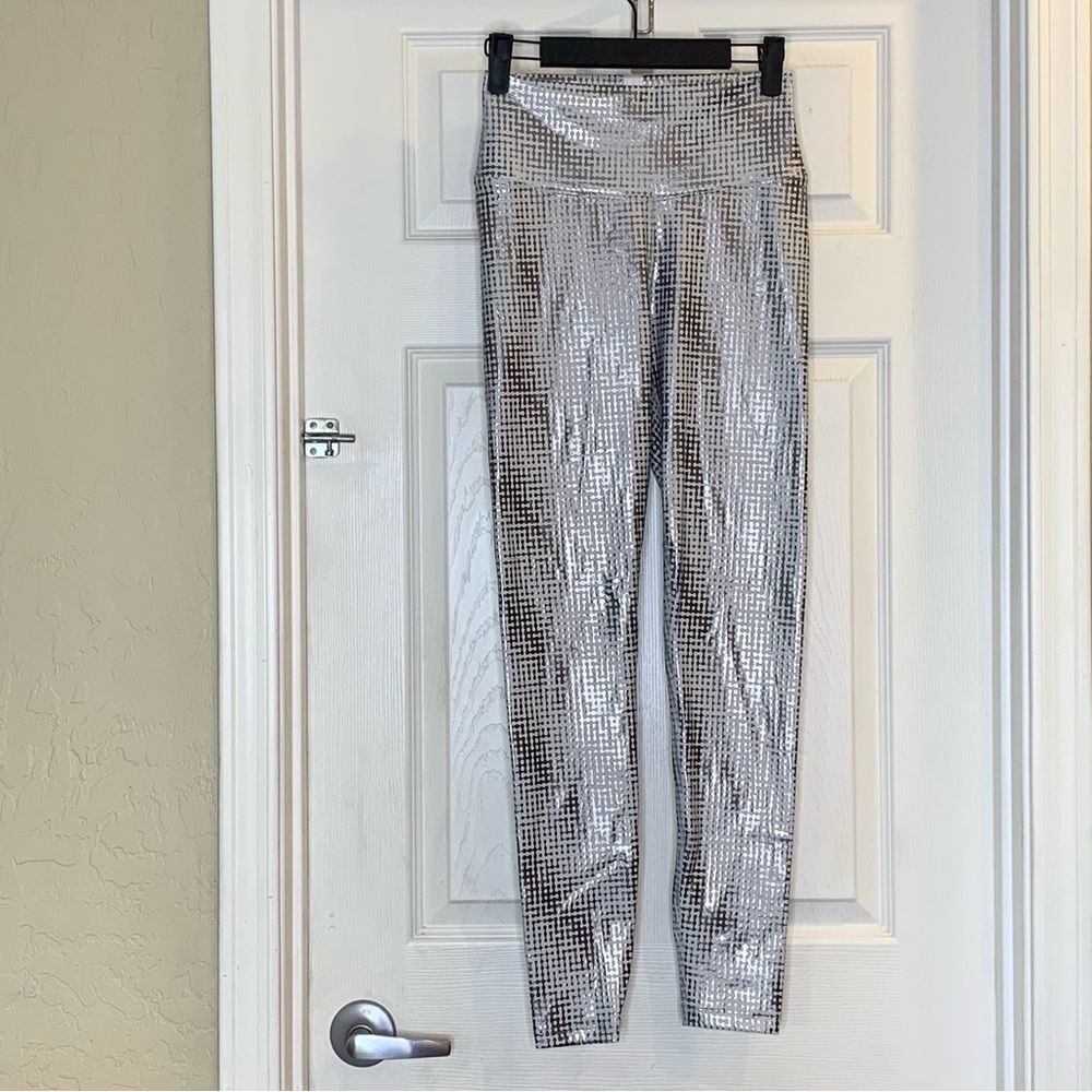 Peloton Show Up Silver Foil Printed Athletic Leggings Size Medium